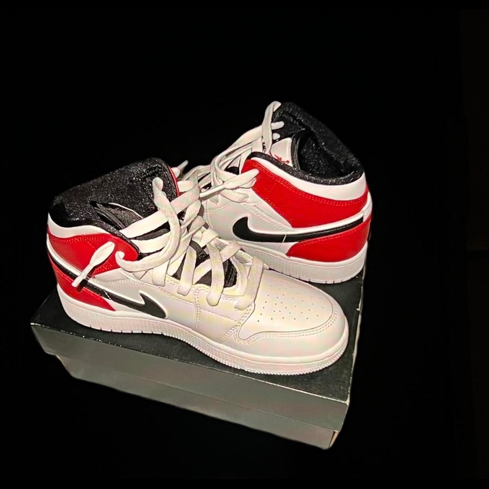Air Jordan 1 Mid GS 'Chicago'